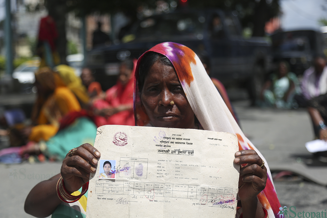 काठमाडौंको माइतीघर मण्डलमा सोमबार धर्ना दिँदै नवलपरासी पश्चिमबाट आएकी मिटरब्याज पीडित एक किसान। तस्बिर: नवीनबाबु गुरूङ/सेतोपाटी